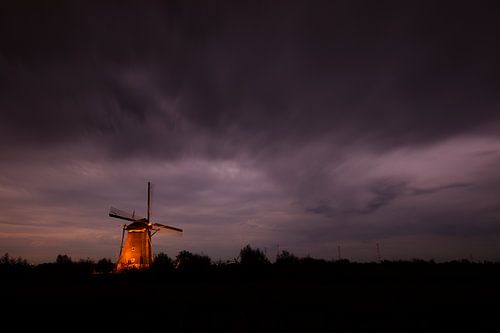 Moulins à vent éclairés à Kinderdijk après le coucher du soleil