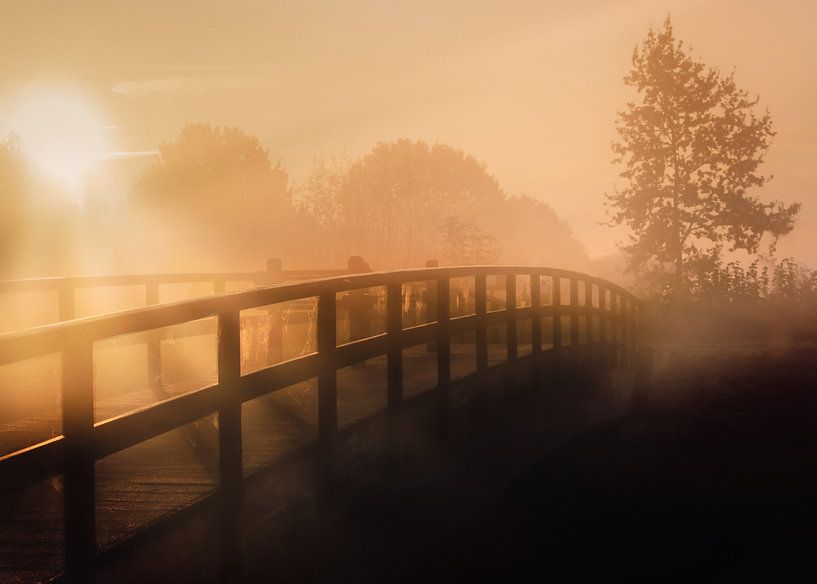 Brug in de ochtendmist van Ben De Winter
