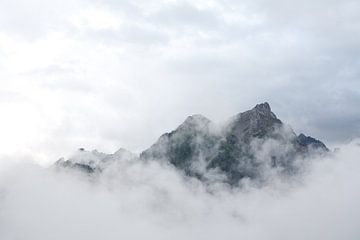 Alpen in de wolken van Arthur van Iterson