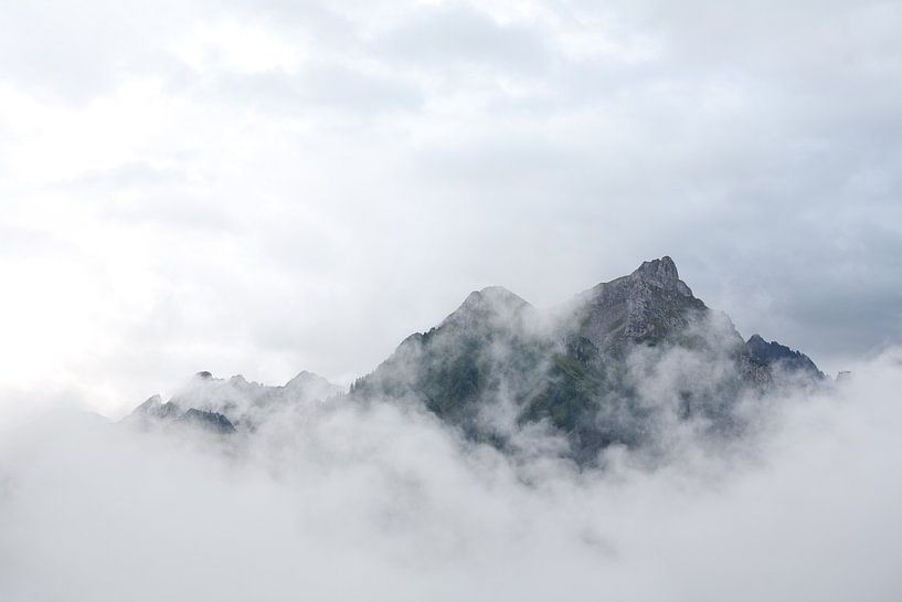 Alpen in de wolken van Arthur van Iterson