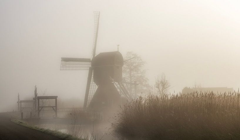 Hollandse molen in de mist van Connie de Graaf