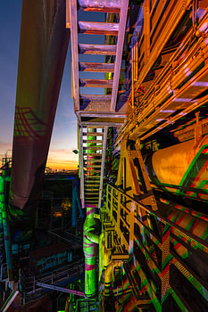 Farbenfrohe nächtliche Illumination im Landschaftspark Duisburg-Nord