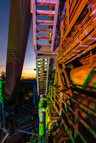 Kleurrijke nachtverlichting in Landschaftspark Duisburg-Nord