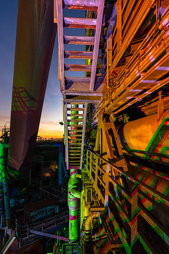 Kleurrijke nachtverlichting in Landschaftspark Duisburg-Nord