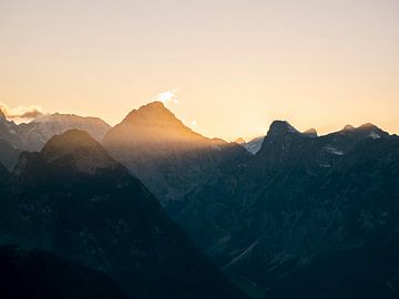 Uitzicht over de Oostenrijkse Alpen tijdens zonsondergang van Joren van den Bos