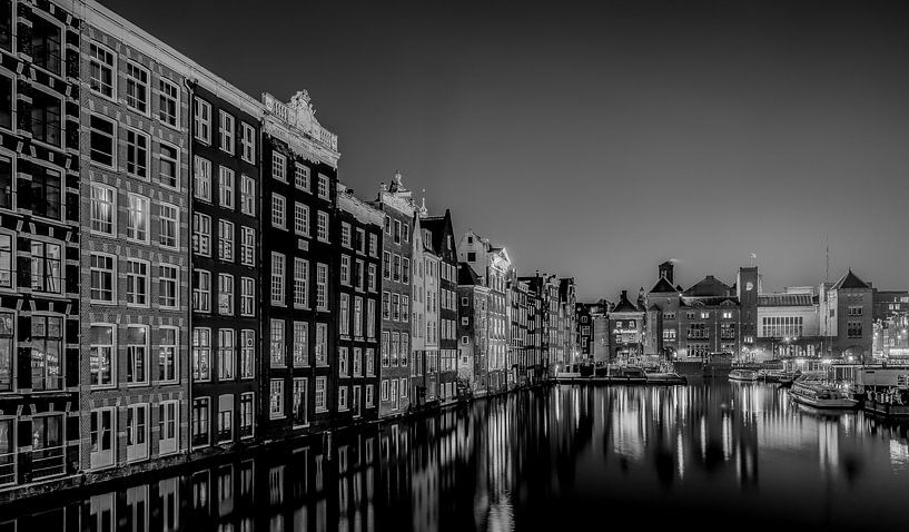 Amsterdam Damrak zwart wit van Mario Calma
