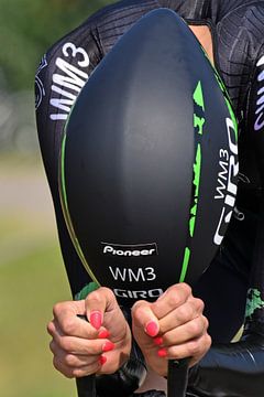 Wielrenster in opperste concentratie tijdens tijdrit in Ladies' Tour door Nederland van Rini Kools
