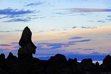Coucher de soleil sur la roche de Kaiteriteri en Nouvelle-Zélande sur Aagje de Jong