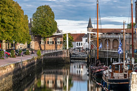 Abendliche Stille im Hafen von Zierikzee – Brücke von Werner Lerooy