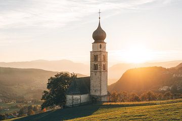 Coucher de soleil sur l'église St. Valentin à Seis, Dolomites, Italie sur Felix Van Lantschoot