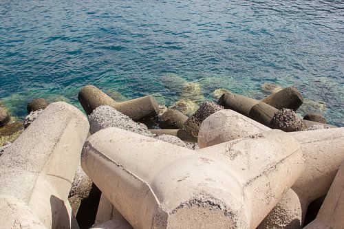 Betonnen waterkering op het eiland Gran Canaria