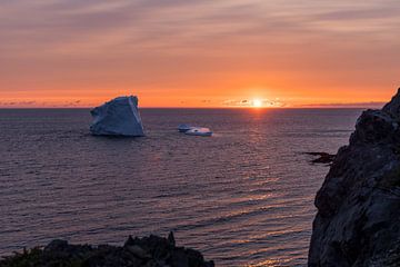 IJsberg voor de kust van Twillingate Newfoundland tijdens zonsondergang van Menno Schaefer