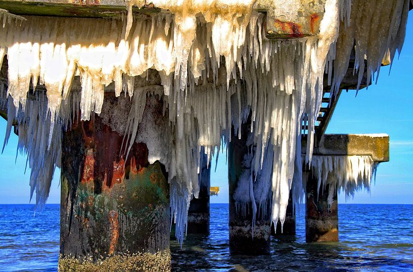 Ice aprons on the old Rerik pier by Holger Felix