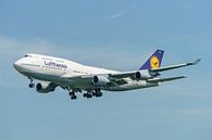 Lufthansa Boeing 747-400 vlak voor de landing. van Jaap van den Berg thumbnail