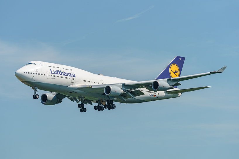 Lufthansa Boeing 747-400 vlak voor de landing. van Jaap van den Berg