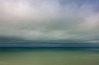 Dreigende wolken aan zee van Caroline van der Vecht thumbnail