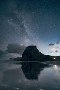 Piha Beach onder de sterren / Melkweg, Nieuw-Zeeland van Mark Wijsman