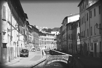 Rue italienne en noir et blanc à Lucca