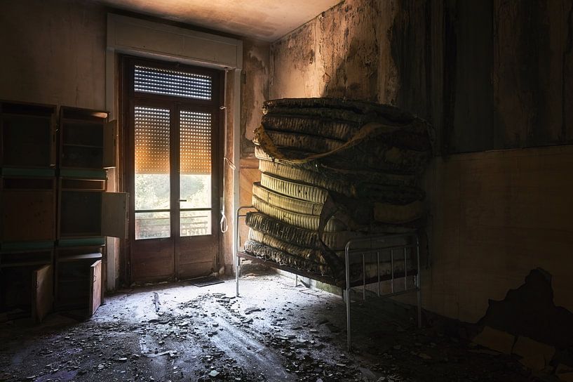 Matratzen gestapelt. von Roman Robroek – Fotos verlassener Gebäude
