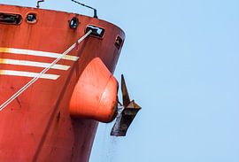 Verankern Sie das Schiff am Bug und reinigen Sie das Deck. von scheepskijkerhavenfotografie