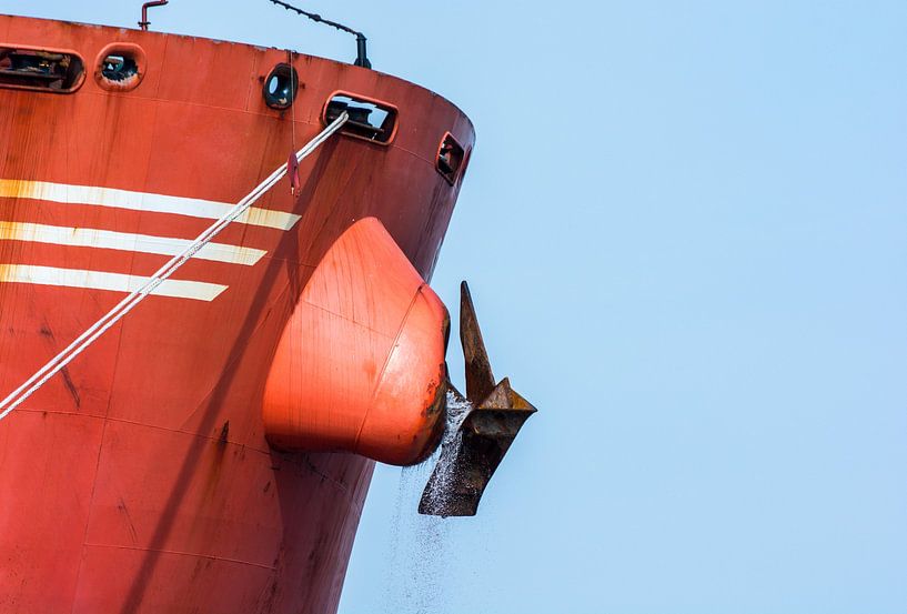 Anker van het schip aan de boeg en het dek schoon. van scheepskijkerhavenfotografie
