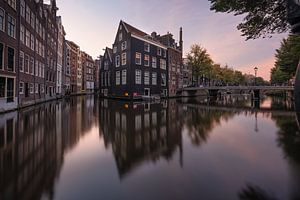 Canal et vieilles maisons à Amsterdam sur Oudezijds Voorburgwal sur Lorena Cirstea