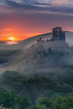 Lever du soleil Château de Corfe, Dorset, Angleterre sur Henk Meijer Photography
