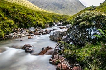 La rivière Etive dans une vallée près de Glencoe en Ecosse sur Arthur Puls Photography