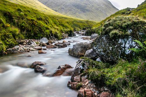 De rivier Etive in een dal bij Glencoe in Schotland