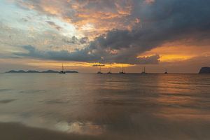 Zonsondergang op Koh Mook van Walter G. Allgöwer