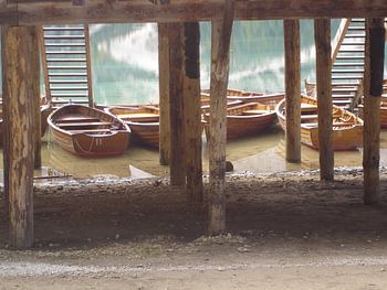 Quando ancoriamo, caliamo una lancia