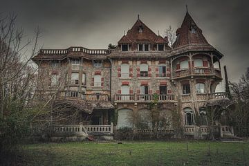 Spookachtige verlaten villa in Frankrijk van Perry Wiertz