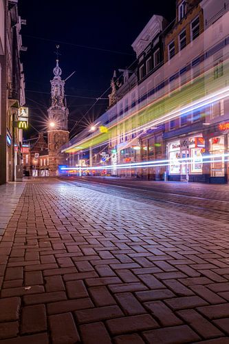 Tram verkeer voor de Munttoren in Amsterdam in de nacht
