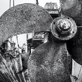 The propeller of a scrap ship. by Friso Kooijman