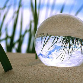 crystalball at the beach van Steffi Flei