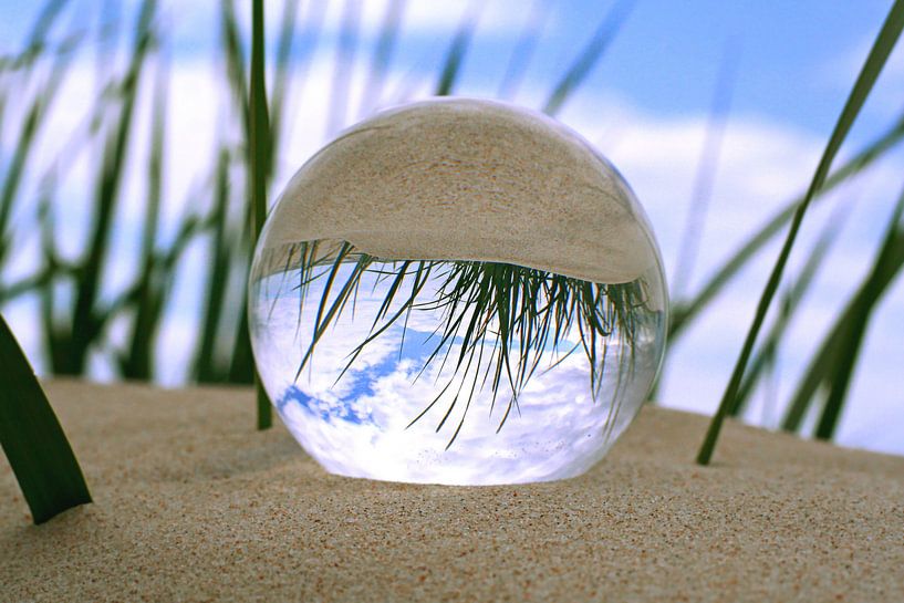 Glaskugel am Strand von Steffi Flei