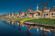 De langgerekte vaart van Stavoren, Friesland. van Harrie Muis thumbnail