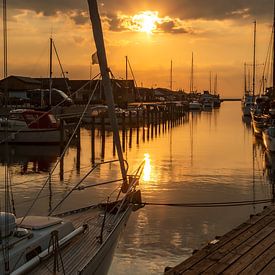 coucher de soleil dans le port sur Corrie Ruijer