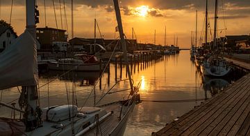 coucher de soleil dans le port sur Corrie Ruijer