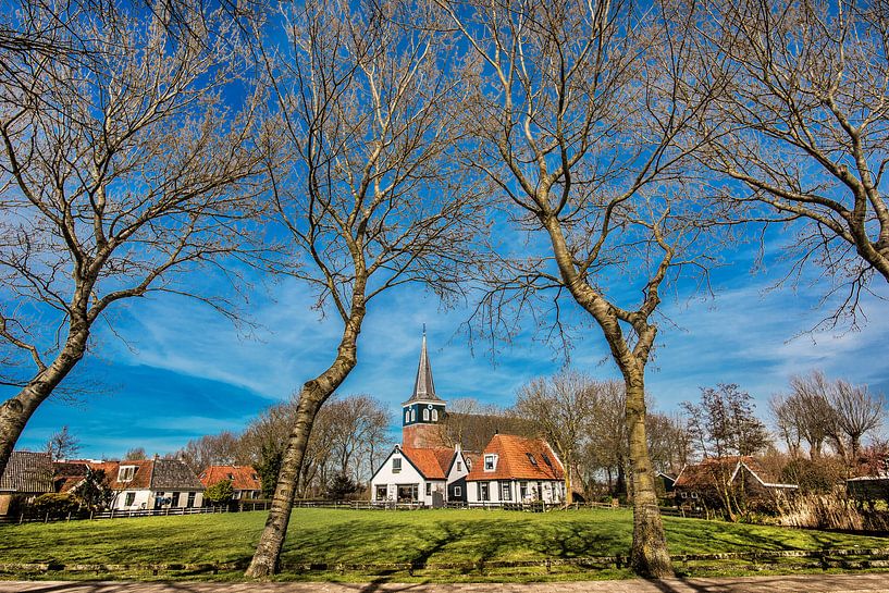 Historisch kerkje vlak buiten t dorpje Makkum, Friesland, aan de rand van het IJsselmeer von Harrie Muis