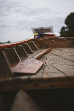 Verkenning per Houten Motorboot: Avontuur op Cheow Lan Lake van Ken Tempelers