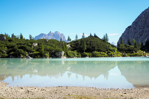 Kristalheldere bergmeren - spectaculaire alpine fotografie met heldere reflecties en bergpanorama. Koop nu een muurschildering of canvas en geniet van de natuur.
