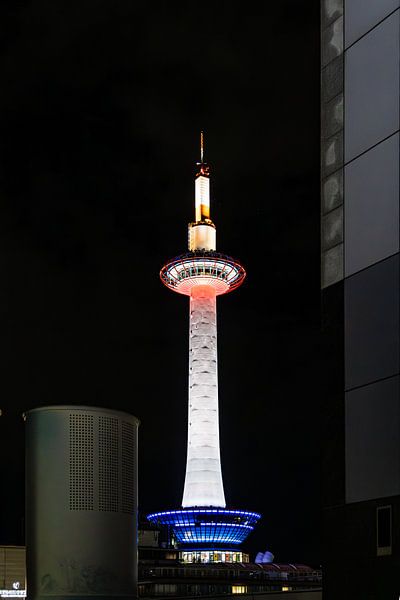 Kyoto tower by Nildo Scoop