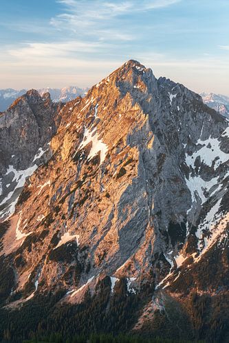 Köllenspitze dans la vallée de Tannheim au lever du soleil