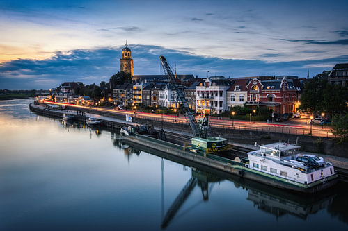 Deventer skyline tijdens het blauwe uurtje