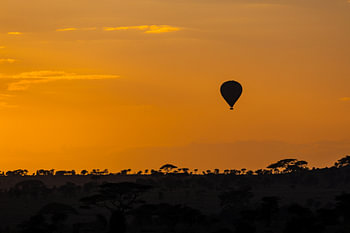 Ballonvlucht over de savanne van Serengeti nationaal park in de ochtendzon, Tanzania