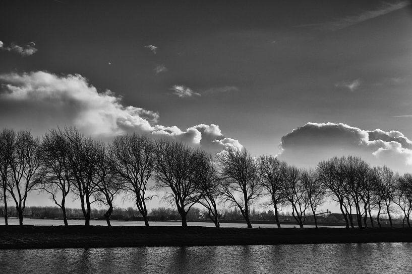 Wolkenlucht in zwart wit. van Addy van den Bosse