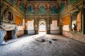 Grande pièce dans une villa abandonnée. sur Roman Robroek - Photos de bâtiments abandonnés