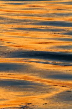 Abstract beeld van gekleurde golven van Menno van Duijn