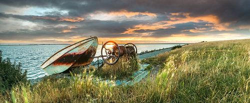Bateau de pêche sur la digue le long de la côte frisonne sur le lac IJsselmeer.